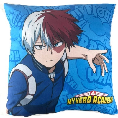 Almofada azul com personagem de anime de cabelo branco e castanho e texto MY HERO ACADEMIA