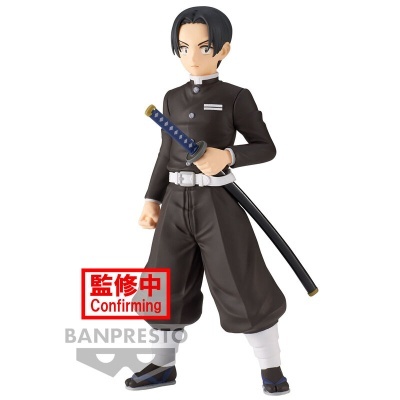 Figura colecionável de personagem de anime com espada e uniforme preto
