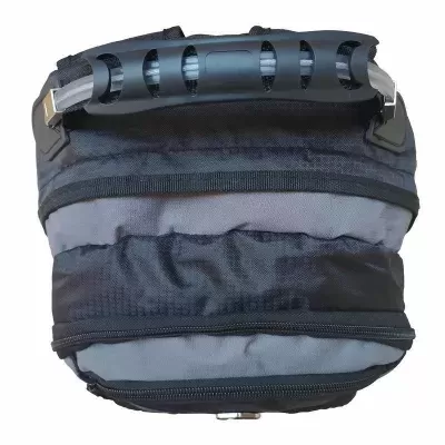 Mala pequena cinza e preta com alça preta reforçada