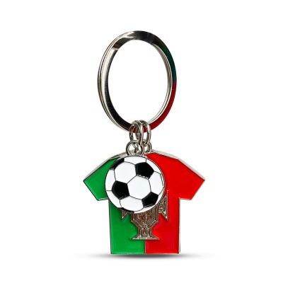 Chaveiro camisola verde e vermelha com bola de futebol e troféu