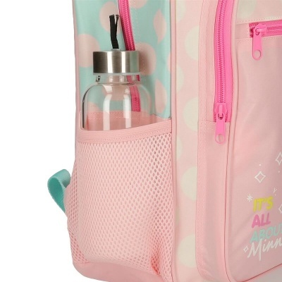 Mochila rosa com bolso em rede e garrafa de vidro