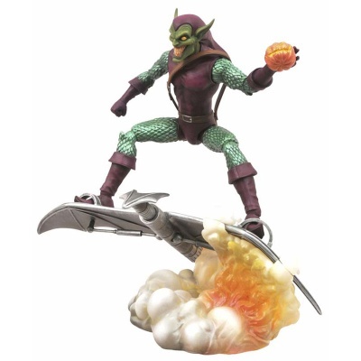 Figura de ação de personagem verde com roupa roxa e esfera de energia laranja sobre base com explosão.