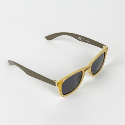 Óculos de sol com armação madeira claro e hastes cinzentas com lentes escuras