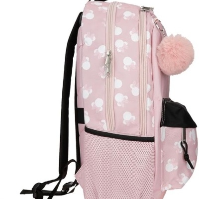 Mochila rosa com padrão branco, pompom e vários bolsos.