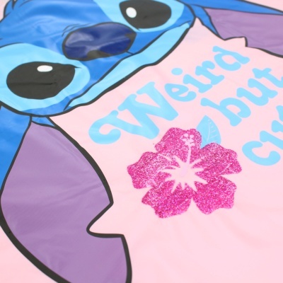 Roupa infantil colorida com desenho de Stitch, texto 