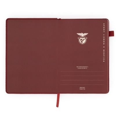 Caderno vermelho escuro aberto com texto e logótipo do Sport Lisboa e Benfica