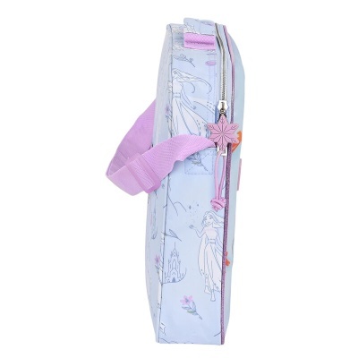 Mala retangular cinzenta com estampado e puxador rosa em vista lateral