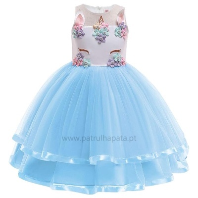 Vestido infantil azul e branco decorado com tema de unicórnio.
