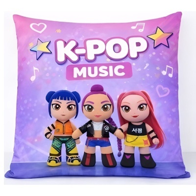 Almofada com tema K-POP, bonecos e texto decorativo