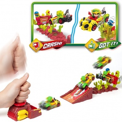 Brinquedo com carrinhos, lançador vermelho e pistas vermelhas e verdes.