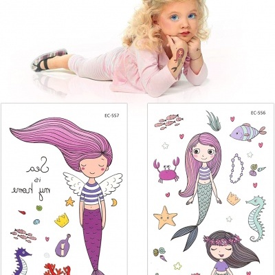 Criança loira de roupa cor-de-rosa deitada e folhas com desenhos de sereias e elementos marinhos