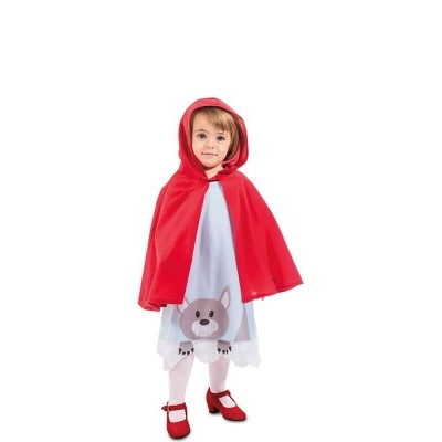 Criança com capa vermelha, vestido azul claro, meias brancas e sapatos vermelhos