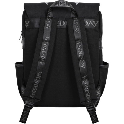 Mochila preta com alças ajustáveis onde está impresso WEDNESDAY