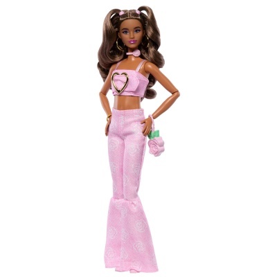 Boneca de moda com roupa rosa e acessórios florais