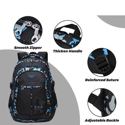 Mochila preta com padrão camuflado azul e cinza e detalhes de fechos e costuras reforçadas