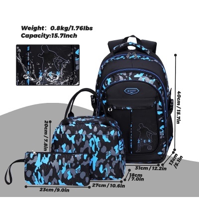 Conjunto mochila, bolsa e estojo camuflado azul e preto com texto de peso e capacidade