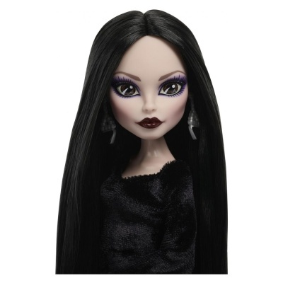 Boneca com cabelo longo preto, vestido preto e maquilhagem roxa.