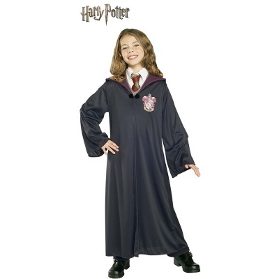 Criança com capa preta Grifinória Harry Potter, camisa branca e gravata riscas