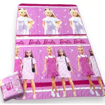 Colcha rosa e lilás com desenhos de bonecas Barbie e texto 'Barbie'