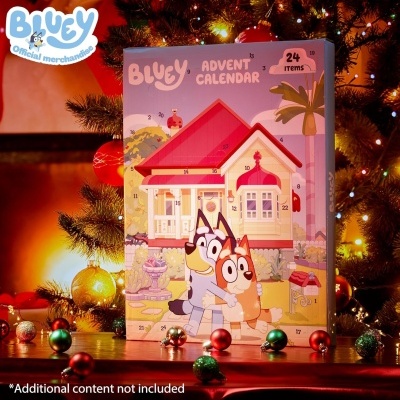 Calendário do advento Bluey com personagens em frente a casa e decoração de Natal