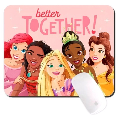 Tapete de rato com princesas Disney e texto better TOGETHER!