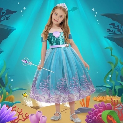 Criança com vestido de fantasia azul e lilás em cenário subaquático colorido