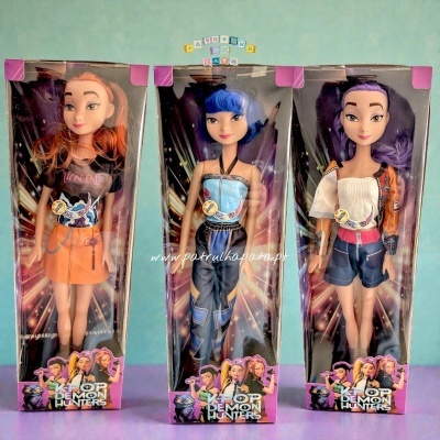 Três bonecas K-POP DEMON HUNTERS em embalagem transparente com roupas coloridas.