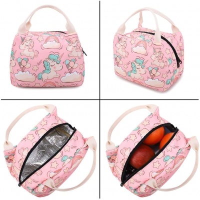 Mala térmica pequena rosa com alças e estampado de unicórnios e nuvens.