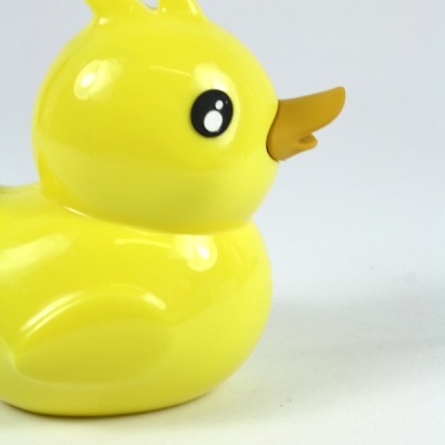 Patinho de borracha amarelo com bico castanho