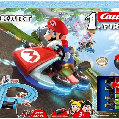 Jogo Carrera First Mario Kart com pista azul e carros de corrida vermelhos com personagens Mario, Luigi e Peach