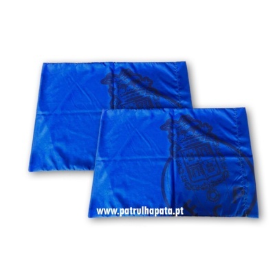 Duas almofadas azuis com emblema impresso em preto e texto www.patrulhapata.pt