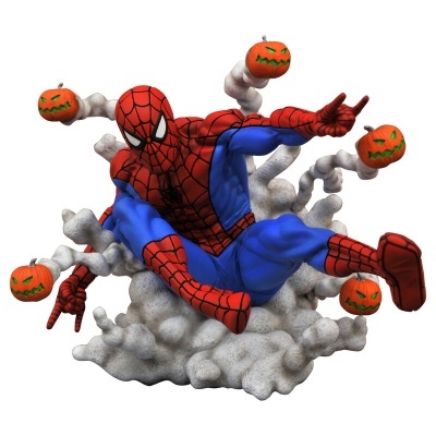 Figura de ação Spider-Man rodeado por abóboras e nuvens