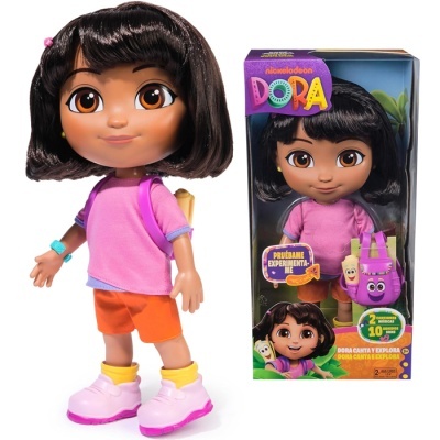 Boneca Dora com roupa rosa e laranja ao lado da embalagem