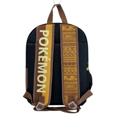 Mochila preta com alças castanhas decoradas, uma com texto POKÉMON e outra com padrão tribal.