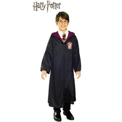 Criança vestindo fantasia Harry Potter com capa preta e emblema da Grifinória