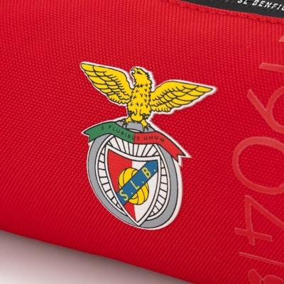 Produto têxtil vermelho com emblema do SL Benfica e águia amarela