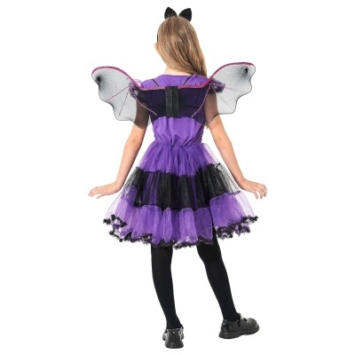 Criança vestindo fantasia roxa e preta com asas e collants pretos vista de costas