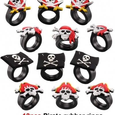 Doze anéis de pirata de borracha com caveiras e símbolos coloridos