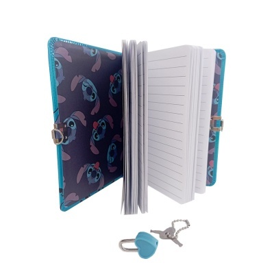 Caderno aberto com padronagem do Stitch e cadeado azul com chave