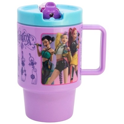 Caneca plástica roxa com tampa azul clara e personagens animadas coloridas