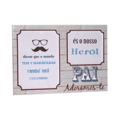 Placa decorativa em madeira com texto em português e ilustração de óculos e bigode