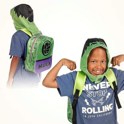 Mochila infantil verde com texto HULK e símbolo do punho