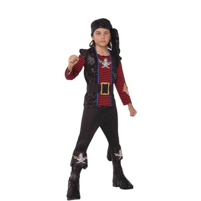 Criança com fato de pirata preto e vermelho com caveiras