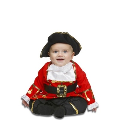 Bebé vestido com fato de pirata vermelho, preto e branco sentando-se.