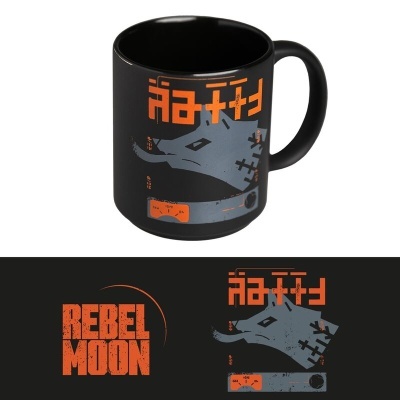 Caneca preta com estampa de lobo e texto REBEL MOON em laranja