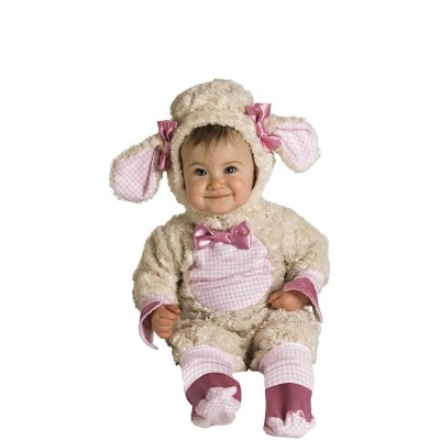 Boneca com fato de ovelha bege e rosa sentada