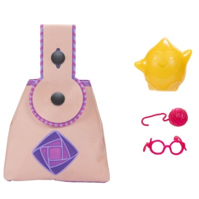 Bolsa rosa com detalhes roxos e botões pretos ao lado de três brinquedos coloridos.