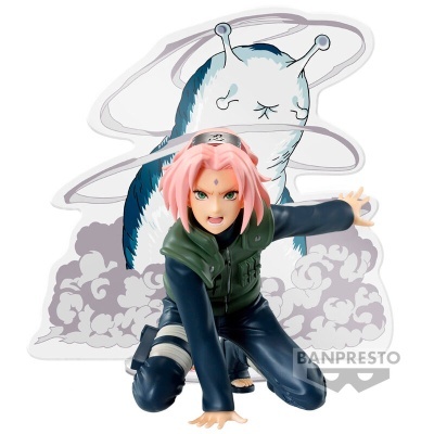 Figura colecionável Sakura Haruno com fundo de nuvens e personagem branca no fundo