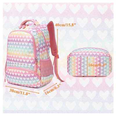 Mochila e bolsa colorida com padrão de corações brancos e alças cor-de-rosa