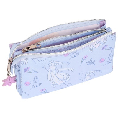 Estojo azul claro com padrão de princesa, castelos e flores e pendente de estrela cor-de-rosa no fecho